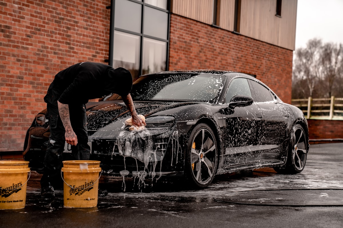Profissional a lavar um automóvel ao detalhe