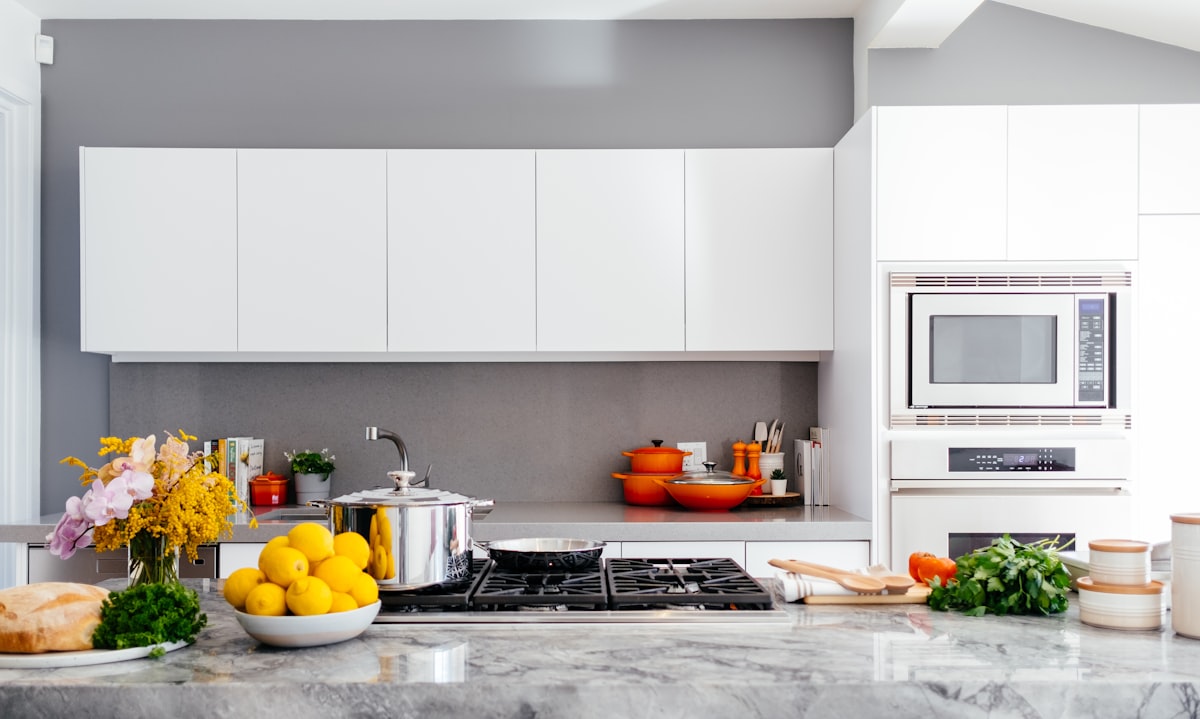Cozinha moderna impecavelmente limpa