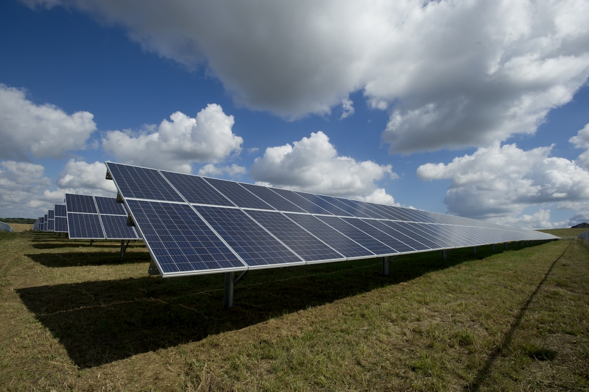Painéis solares fotovoltaicos num parque solar a céu aberto